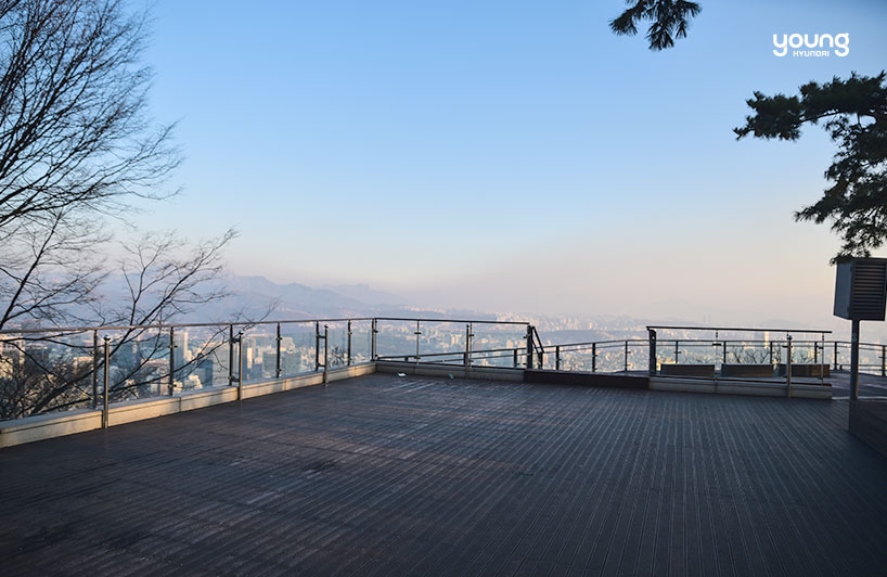 ▲ 해돋이는 충분히 봤으니 서울타워 반대편으로 가보자. 서울 시내를 한눈에 볼 수 있다.