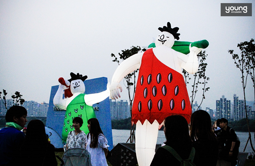 ▲여의도 서울 밤 도깨비 야시장에 설치된 공식 마스코트 풍선