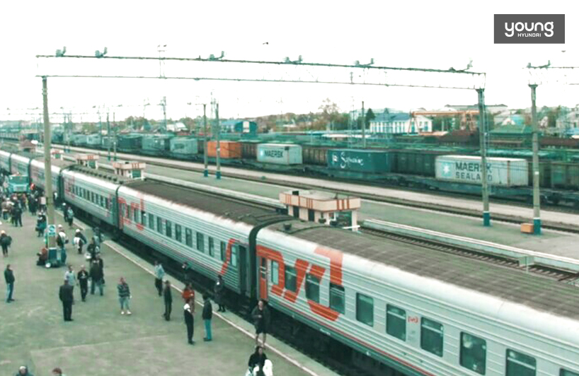 러시아의 시베리아 횡단 기차. 뒤로는 나무, 석탄 등 많은 화물이 보인다.