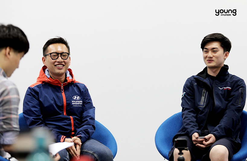 ▲ 영현대 기자단과의 인터뷰 도중 미소를 짓는 양혁호 미케닉(오른쪽)과 박지훈 엔지니어(왼쪽)