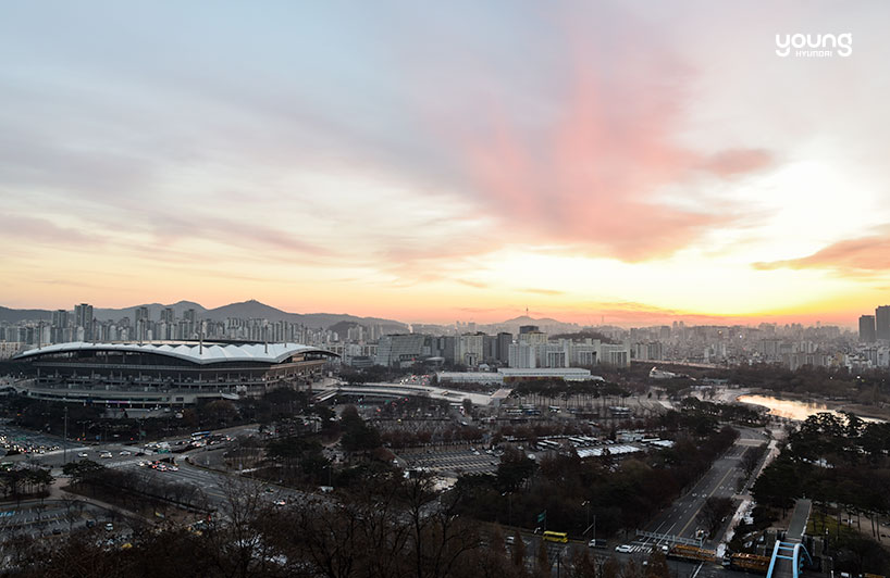 ▲ 계단의 정상에 올라서면 이렇게 탁 트인 서울 시내를 볼 수 있다. 노출을 전체 배경에 맞춘 사진이다.