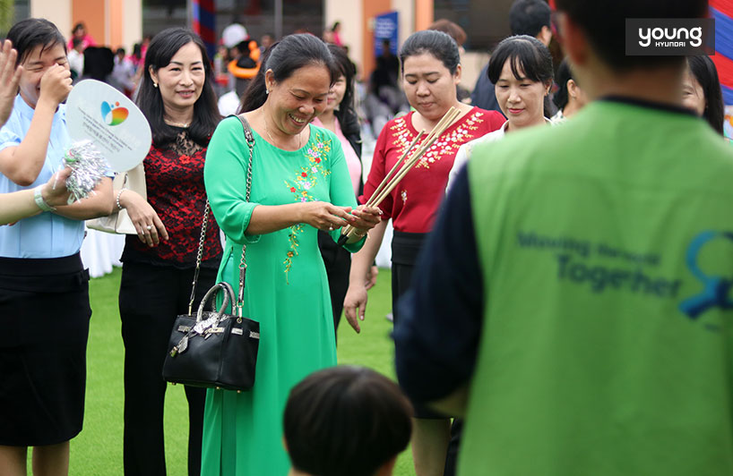 ▲ 전통놀이 부스에 참여 중인 베트남 현지인들