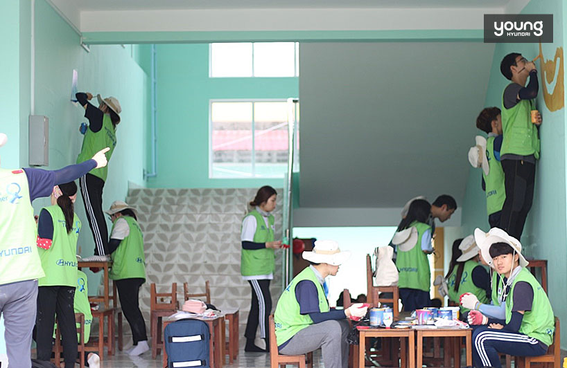 ▲ 쭝안 마을 한 유치원에서 벽화봉사를 진행 중인 해피무버들