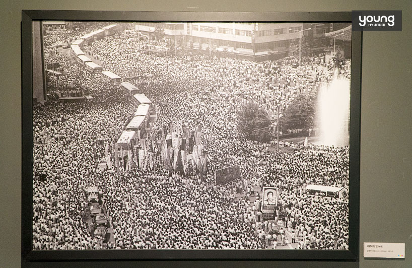 ▲ 이한열 열사의 추모제 당시 서울 광장에 모인 사람들