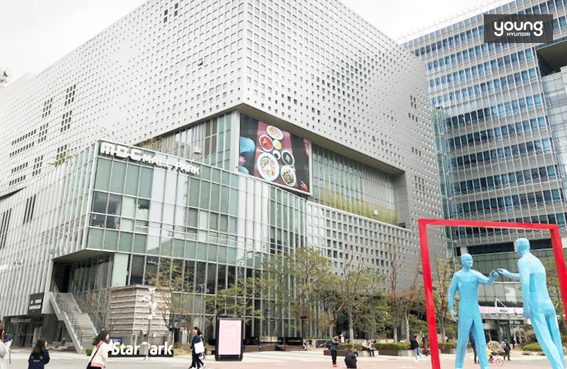▲ 상암 MBC 앞에 설치된 미러맨의 모습