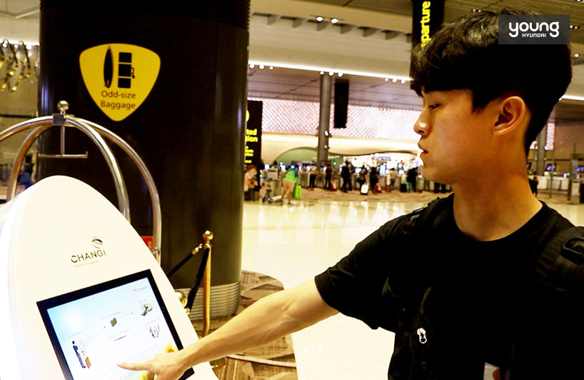 ▲ 싱가포르 창이 공항의 무인 수속 시스템을 사용하고 있는 영현대 기자단