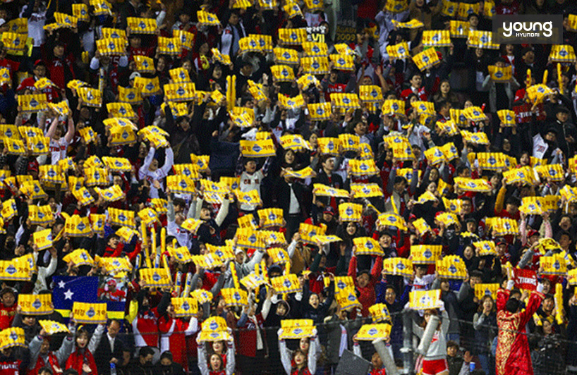 ▲ 클래퍼를 들고 KIA타이거즈의 승리를 응원하는 팬들(출처: KIA타이거즈 홈페이지)