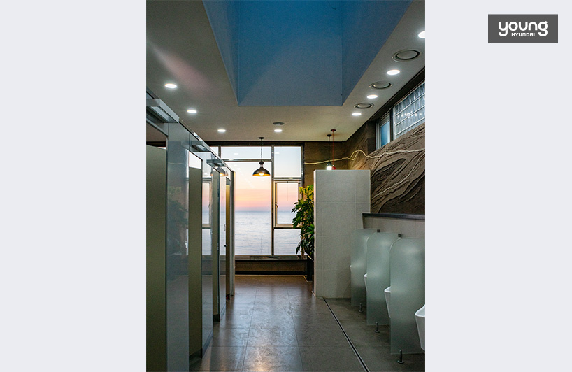 ▲ 옥계휴게소 화장실에서 보이는 바다풍경